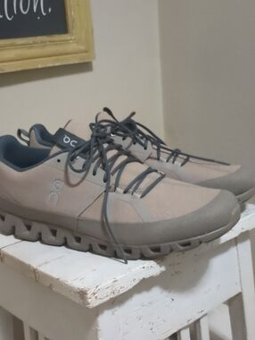 On Running Cloud Dips Men’s Athletic Shoe in Taupe and Charcoal